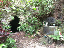 慰霊碑と洞窟入り口